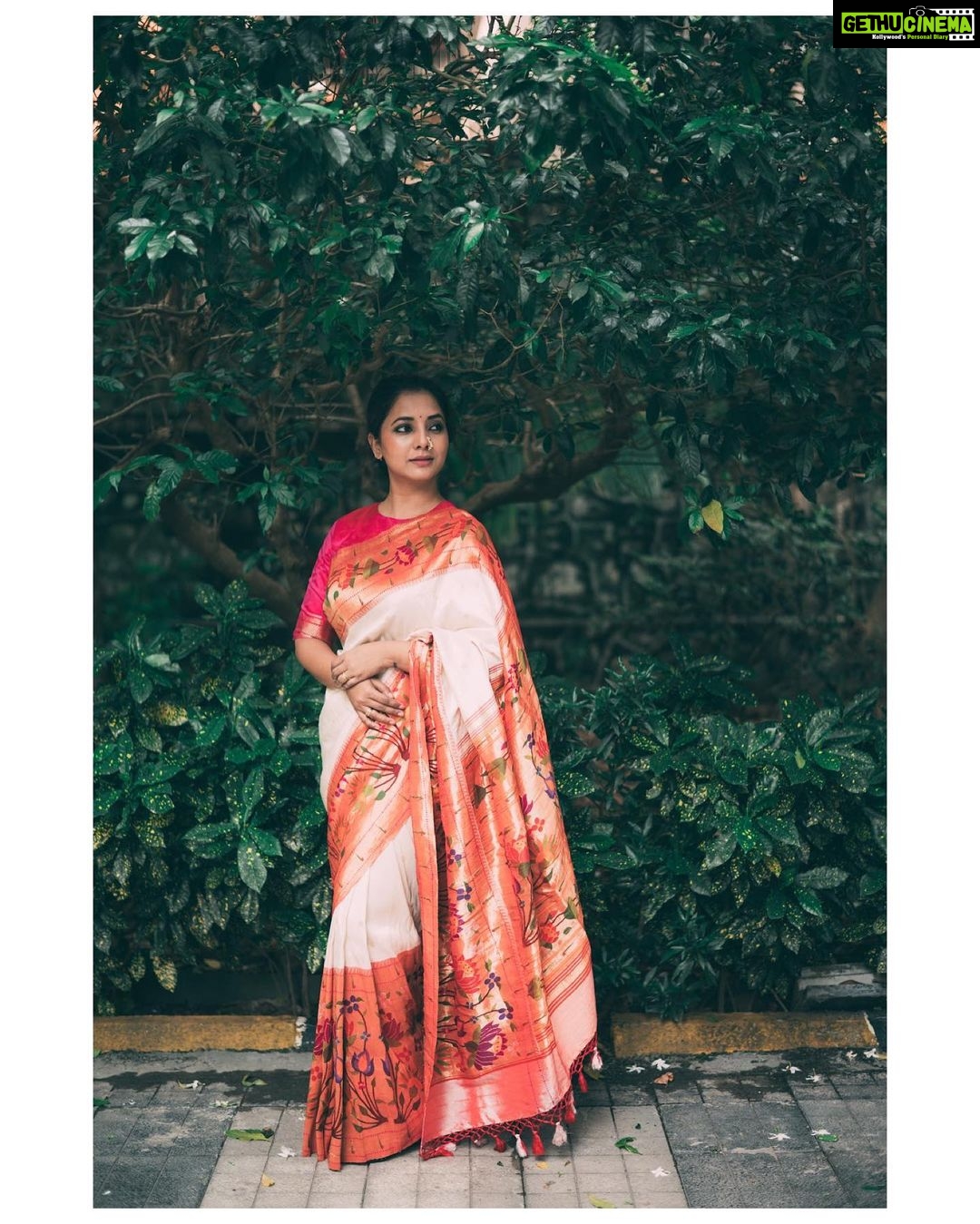 Sayali Sanjeev Instagram - “गोष्ट एका पैठणीची” • हिच ती पैठणी.. आमच्या चित्रपटातील खरी नायिका .. चित्रीकरणासाठी ही पैठणी आम्हाला दिल्याबद्दल @paithaniwale तुमचे मनापासून आभार… या निमित्ताने तमाम पैठणी विणकर समाजाला सलाम 🙏🏻 • • पैठणी by @paithaniwale Blouse by @soniyasaanchi @labelsoniyasaanchi Captured by my girl @deepali_td_official • • #paithani #paithanilove #paithanisarees #paithani_culture #yeolapaithani #love #marathimulgi #maharashtrian महाराष्ट्र