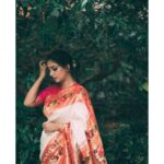 Sayali Sanjeev Instagram - “गोष्ट एका पैठणीची” • हिच ती पैठणी.. आमच्या चित्रपटातील खरी नायिका .. चित्रीकरणासाठी ही पैठणी आम्हाला दिल्याबद्दल @paithaniwale तुमचे मनापासून आभार… या निमित्ताने तमाम पैठणी विणकर समाजाला सलाम 🙏🏻 • • पैठणी by @paithaniwale Blouse by @soniyasaanchi @labelsoniyasaanchi Captured by my girl @deepali_td_official • • #paithani #paithanilove #paithanisarees #paithani_culture #yeolapaithani #love #marathimulgi #maharashtrian महाराष्ट्र
