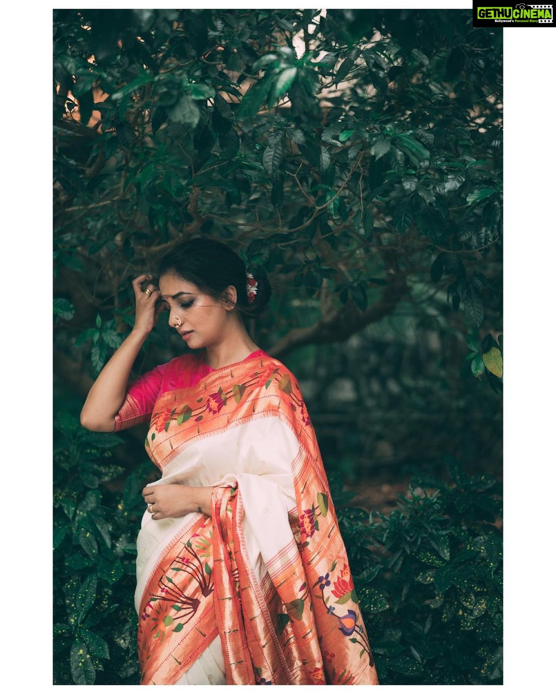 Sayali Sanjeev Instagram - “गोष्ट एका पैठणीची” • हिच ती पैठणी.. आमच्या चित्रपटातील खरी नायिका .. चित्रीकरणासाठी ही पैठणी आम्हाला दिल्याबद्दल @paithaniwale तुमचे मनापासून आभार… या निमित्ताने तमाम पैठणी विणकर समाजाला सलाम 🙏🏻 • • पैठणी by @paithaniwale Blouse by @soniyasaanchi @labelsoniyasaanchi Captured by my girl @deepali_td_official • • #paithani #paithanilove #paithanisarees #paithani_culture #yeolapaithani #love #marathimulgi #maharashtrian महाराष्ट्र