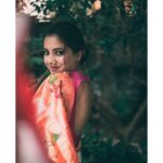 Sayali Sanjeev Instagram - “गोष्ट एका पैठणीची” • हिच ती पैठणी.. आमच्या चित्रपटातील खरी नायिका .. चित्रीकरणासाठी ही पैठणी आम्हाला दिल्याबद्दल @paithaniwale तुमचे मनापासून आभार… या निमित्ताने तमाम पैठणी विणकर समाजाला सलाम 🙏🏻 • • पैठणी by @paithaniwale Blouse by @soniyasaanchi @labelsoniyasaanchi Captured by my girl @deepali_td_official • • #paithani #paithanilove #paithanisarees #paithani_culture #yeolapaithani #love #marathimulgi #maharashtrian महाराष्ट्र