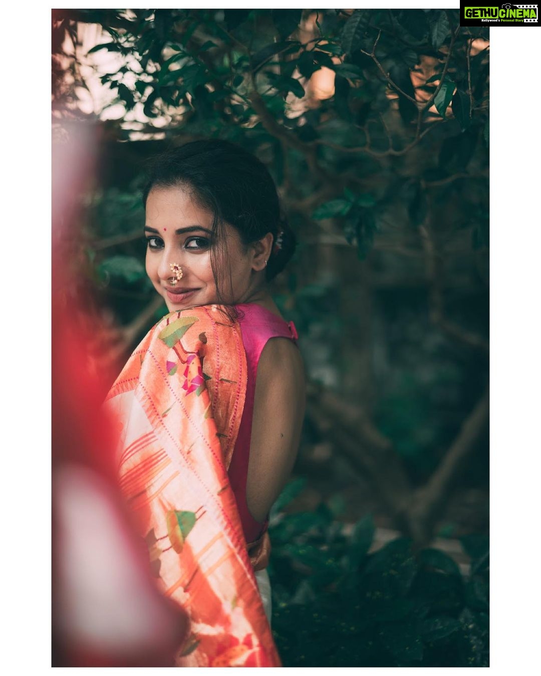 Sayali Sanjeev Instagram - “गोष्ट एका पैठणीची” • हिच ती पैठणी.. आमच्या चित्रपटातील खरी नायिका .. चित्रीकरणासाठी ही पैठणी आम्हाला दिल्याबद्दल @paithaniwale तुमचे मनापासून आभार… या निमित्ताने तमाम पैठणी विणकर समाजाला सलाम 🙏🏻 • • पैठणी by @paithaniwale Blouse by @soniyasaanchi @labelsoniyasaanchi Captured by my girl @deepali_td_official • • #paithani #paithanilove #paithanisarees #paithani_culture #yeolapaithani #love #marathimulgi #maharashtrian महाराष्ट्र
