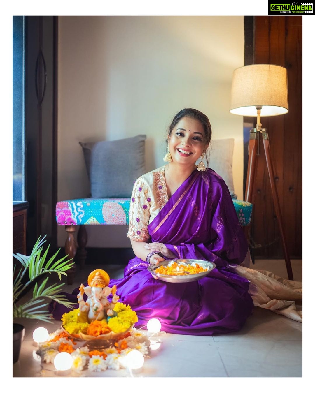 Sayali Sanjeev Instagram - गणनायकाय गणदेवताय गणाध्यक्षाय धीमहि | 🌺 • • Saree & blouse by @shinell27 Capture by @deepali_td_official • • #ganpatibappamorya #love महाराष्ट्र