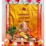 Sayali Sanjeev Instagram - ॐ गणांना त्वा गणपतिं हवामहे कविं कवीनामुपमश्रवस्तम् जेष्ठराजं ब्रह्मणां ब्रह्मणस्पतआ नः शृण्वत्रूतिभिः सीद सादनम् || • • Special thanks to @loke.shailesh @shreeganeshartstudio गणेश मूर्ती 🙏🏻 @soniyasaanchi पैठणी backdrops @amairajewellery_official - jewellery @paperblossom.14 - paper flowers 🌺 • • #ganeshchaturthi #ganeshotsav #2023 #majhabappa महाराष्ट्र