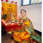 Sayali Sanjeev Instagram - ॐ गणांना त्वा गणपतिं हवामहे कविं कवीनामुपमश्रवस्तम् जेष्ठराजं ब्रह्मणां ब्रह्मणस्पतआ नः शृण्वत्रूतिभिः सीद सादनम् || • • Special thanks to @loke.shailesh @shreeganeshartstudio गणेश मूर्ती 🙏🏻 @soniyasaanchi पैठणी backdrops @amairajewellery_official - jewellery @paperblossom.14 - paper flowers 🌺 • • #ganeshchaturthi #ganeshotsav #2023 #majhabappa महाराष्ट्र