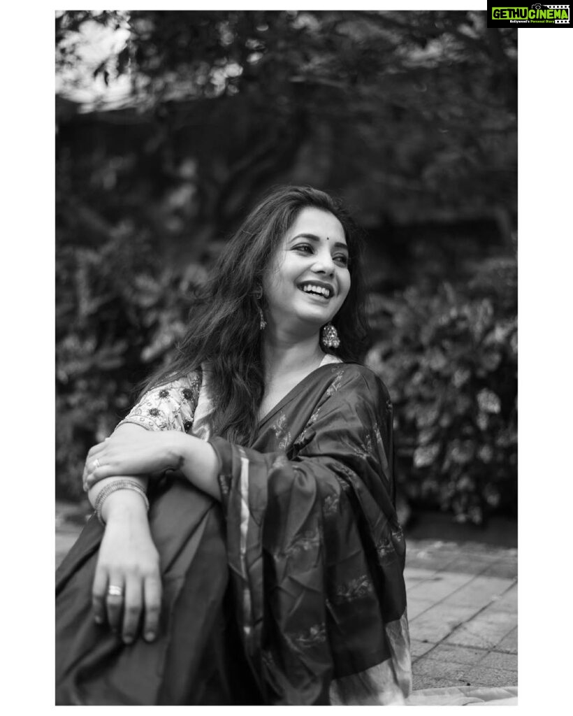 Sayali Sanjeev Instagram - JUST ME… BEING ME 🫰🏻 • • Saree and blouse by @shinell27 Clicked by @deepali_td_official • • #sareelove #beingme #love