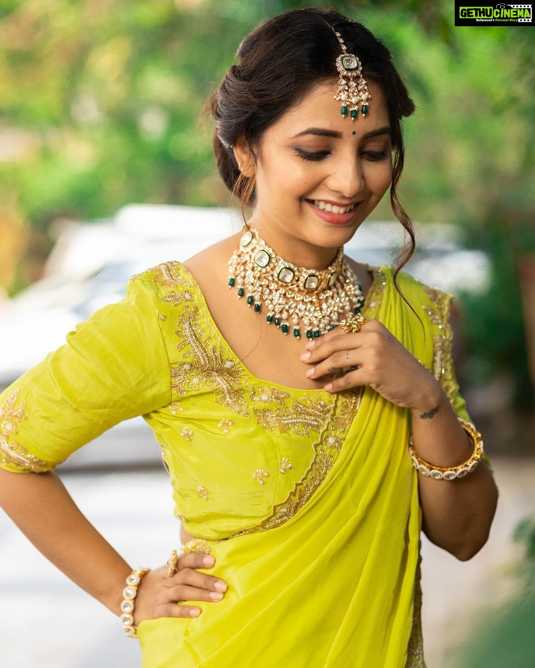 Sayali Sanjeev Instagram - π Makeup & Hair by @shinewithsakshi_ Beautiful Nauvari Saree by @atarabynamitakataria Shot by @aartilokhandeofficial Shoot managed by @n.i.d.s_ @wechitramedia #saree #navvari #ootd #sayalisanjeev