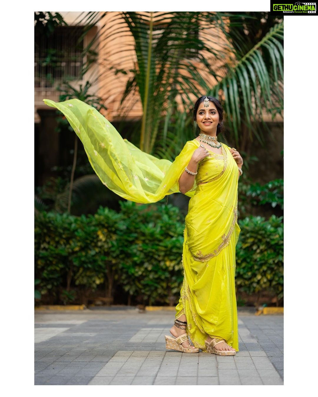 Sayali Sanjeev Instagram - π Makeup & Hair by @shinewithsakshi_ Beautiful Nauvari Saree by @atarabynamitakataria Shot by @aartilokhandeofficial Shoot managed by @n.i.d.s_ @wechitramedia #saree #navvari #ootd #sayalisanjeev