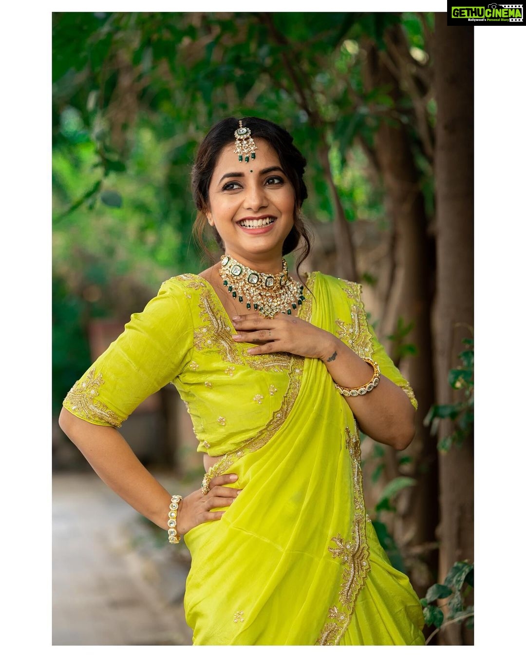 Sayali Sanjeev Instagram - π Makeup & Hair by @shinewithsakshi_ Beautiful Nauvari Saree by @atarabynamitakataria Shot by @aartilokhandeofficial Shoot managed by @n.i.d.s_ @wechitramedia #saree #navvari #ootd #sayalisanjeev