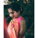 Sayali Sanjeev Instagram - “गोष्ट एका पैठणीची” • हिच ती पैठणी.. आमच्या चित्रपटातील खरी नायिका .. चित्रीकरणासाठी ही पैठणी आम्हाला दिल्याबद्दल @paithaniwale तुमचे मनापासून आभार… या निमित्ताने तमाम पैठणी विणकर समाजाला सलाम 🙏🏻 • • पैठणी by @paithaniwale Blouse by @soniyasaanchi @labelsoniyasaanchi Captured by my girl @deepali_td_official • • #paithani #paithanilove #paithanisarees #paithani_culture #yeolapaithani #love #marathimulgi #maharashtrian महाराष्ट्र