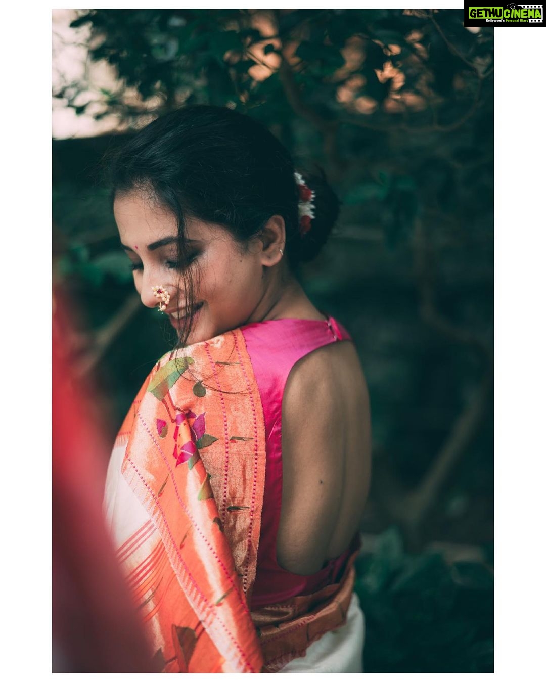 Sayali Sanjeev Instagram - “गोष्ट एका पैठणीची” • हिच ती पैठणी.. आमच्या चित्रपटातील खरी नायिका .. चित्रीकरणासाठी ही पैठणी आम्हाला दिल्याबद्दल @paithaniwale तुमचे मनापासून आभार… या निमित्ताने तमाम पैठणी विणकर समाजाला सलाम 🙏🏻 • • पैठणी by @paithaniwale Blouse by @soniyasaanchi @labelsoniyasaanchi Captured by my girl @deepali_td_official • • #paithani #paithanilove #paithanisarees #paithani_culture #yeolapaithani #love #marathimulgi #maharashtrian महाराष्ट्र