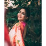 Sayali Sanjeev Instagram - “गोष्ट एका पैठणीची” • हिच ती पैठणी.. आमच्या चित्रपटातील खरी नायिका .. चित्रीकरणासाठी ही पैठणी आम्हाला दिल्याबद्दल @paithaniwale तुमचे मनापासून आभार… या निमित्ताने तमाम पैठणी विणकर समाजाला सलाम 🙏🏻 • • पैठणी by @paithaniwale Blouse by @soniyasaanchi @labelsoniyasaanchi Captured by my girl @deepali_td_official • • #paithani #paithanilove #paithanisarees #paithani_culture #yeolapaithani #love #marathimulgi #maharashtrian महाराष्ट्र