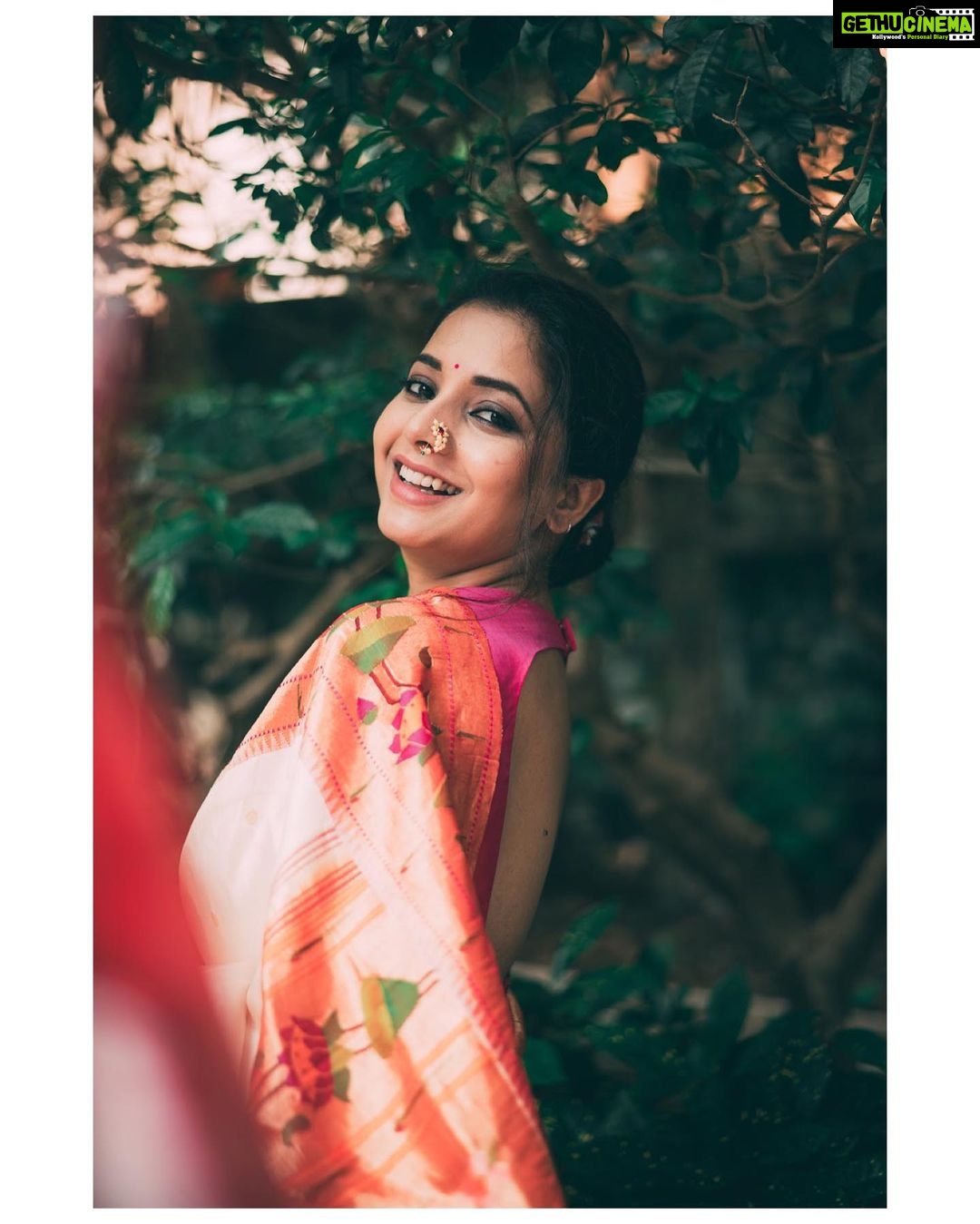 Sayali Sanjeev Instagram - “गोष्ट एका पैठणीची” • हिच ती पैठणी.. आमच्या चित्रपटातील खरी नायिका .. चित्रीकरणासाठी ही पैठणी आम्हाला दिल्याबद्दल @paithaniwale तुमचे मनापासून आभार… या निमित्ताने तमाम पैठणी विणकर समाजाला सलाम 🙏🏻 • • पैठणी by @paithaniwale Blouse by @soniyasaanchi @labelsoniyasaanchi Captured by my girl @deepali_td_official • • #paithani #paithanilove #paithanisarees #paithani_culture #yeolapaithani #love #marathimulgi #maharashtrian महाराष्ट्र