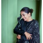 Sayali Sanjeev Instagram - Blessed 😇 • Filmfare awards 2023 Tonight only on @zeemarathiofficial • Thank you from bottom of my heart ❤️ @filmfare @planet.marathi @akshaybardapurkar @jiteshpillaai @shantanurode @suvratjoshi @metalpowdergirl @gayatrrichitre @mangesh_mango_monty & Team गोष्ट एका पैठणीची.. • #grateful #blessed #blacklady #filmfare