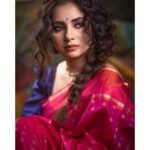 Sayali Sanjeev Instagram - बहार आई है फिर पैरहन गुलाबी हो वो चाँद आए सर-ए-अंजुमन गुलाबी हो सियाह रात सी छाई वो ज़ुल्फ़ चेहरे पर जबीन-ए-नाज़ गुलाबी बदन गुलाबी हो खुलें जो बंद-ए-क़बा रात जगमगा उठ्ठे महकती सेज शिकन-दर-शिकन गुलाबी हो हवा की लरज़िशें दहकातीं आरिज़-ओ-लब को हया की मौज से सारा बदन गुलाबी हो In Frame : @sayali_sanjeev_official Muah : @swatighodke_mua_official Nath and Jewellery : @Tantuh_wirehandmadeartistry Saree : @Nirutiethnicstudio Stylist : @neha148in Stylist assist : harshadamore_ Photography and Videography : @thephotowala Location : @kalasystudios Draping : @nilam_art1687
