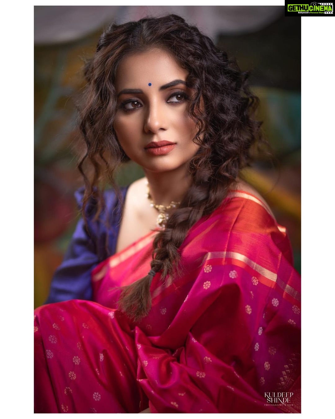Sayali Sanjeev Instagram - बहार आई है फिर पैरहन गुलाबी हो वो चाँद आए सर-ए-अंजुमन गुलाबी हो सियाह रात सी छाई वो ज़ुल्फ़ चेहरे पर जबीन-ए-नाज़ गुलाबी बदन गुलाबी हो खुलें जो बंद-ए-क़बा रात जगमगा उठ्ठे महकती सेज शिकन-दर-शिकन गुलाबी हो हवा की लरज़िशें दहकातीं आरिज़-ओ-लब को हया की मौज से सारा बदन गुलाबी हो In Frame : @sayali_sanjeev_official Muah : @swatighodke_mua_official Nath and Jewellery : @Tantuh_wirehandmadeartistry Saree : @Nirutiethnicstudio Stylist : @neha148in Stylist assist : harshadamore_ Photography and Videography : @thephotowala Location : @kalasystudios Draping : @nilam_art1687
