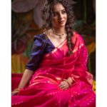 Sayali Sanjeev Instagram - बहार आई है फिर पैरहन गुलाबी हो वो चाँद आए सर-ए-अंजुमन गुलाबी हो सियाह रात सी छाई वो ज़ुल्फ़ चेहरे पर जबीन-ए-नाज़ गुलाबी बदन गुलाबी हो खुलें जो बंद-ए-क़बा रात जगमगा उठ्ठे महकती सेज शिकन-दर-शिकन गुलाबी हो हवा की लरज़िशें दहकातीं आरिज़-ओ-लब को हया की मौज से सारा बदन गुलाबी हो In Frame : @sayali_sanjeev_official Muah : @swatighodke_mua_official Nath and Jewellery : @Tantuh_wirehandmadeartistry Saree : @Nirutiethnicstudio Stylist : @neha148in Stylist assist : harshadamore_ Photography and Videography : @thephotowala Location : @kalasystudios Draping : @nilam_art1687