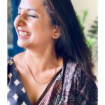 Sayali Sanjeev Instagram - Touché • @hemantdhome21 & @kshiteejog Overwhelmed and supremely touched on receiving this gift (neck piece) Love love love 😘😘😘 • • 📸 @kshiteejog • #touché #love #overwhelmed महाराष्ट्र