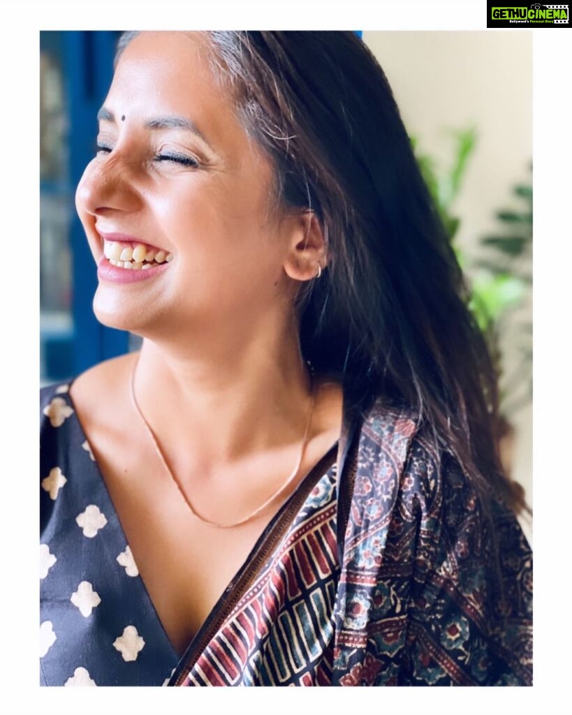 Sayali Sanjeev Instagram - Touché • @hemantdhome21 & @kshiteejog Overwhelmed and supremely touched on receiving this gift (neck piece) Love love love 😘😘😘 • • 📸 @kshiteejog • #touché #love #overwhelmed महाराष्ट्र