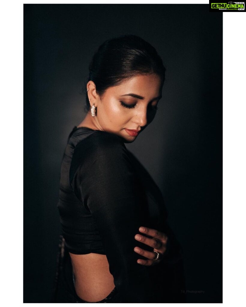 Sayali Sanjeev Instagram - Black lady 🖤 • • Clicked by @deepali_td_official Styled by @trushala_nayak Saree by @navyasabyliva Blouse by @soniyasaanchi @labelsoniyasaanchi • #filmfare #sayalisanjeev #blacklady महाराष्ट्र