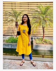 Sayali Sanjeev Instagram - Good morning 🌼
•
•
#urmi #marathifilm #14thapril #newmovie