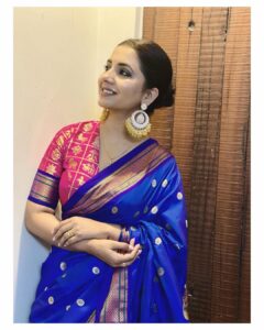 Sayali Sanjeev Instagram - झी चित्रगौरव २०२३ 
•
•
Thank you so much Ashok papa @ashok_saraf_official and @nivedita_ashok_saraf for this beautiful paithani ❤️
Styled by @trushala_nayak 
Blouse by @soniyasaanchi @labelsoniyasaanchi 
Earrings by @amairajewellery_official 
•
•
#blessed