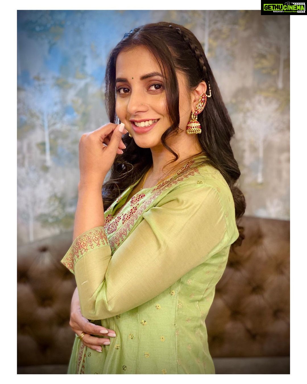 Sayali Sanjeev Instagram - 💚 • Styled by @trushala_nayak • • #blessed