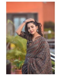 Sayali Sanjeev Instagram - Pune promotions 
•
📸 @saneshashank 
Styled by @trushala_nayak 
Earrings by @candies_collection 

Saree & blouse by @eternitybysakshi 
•
•
#goshtaekapaithanichi #intheatresnow