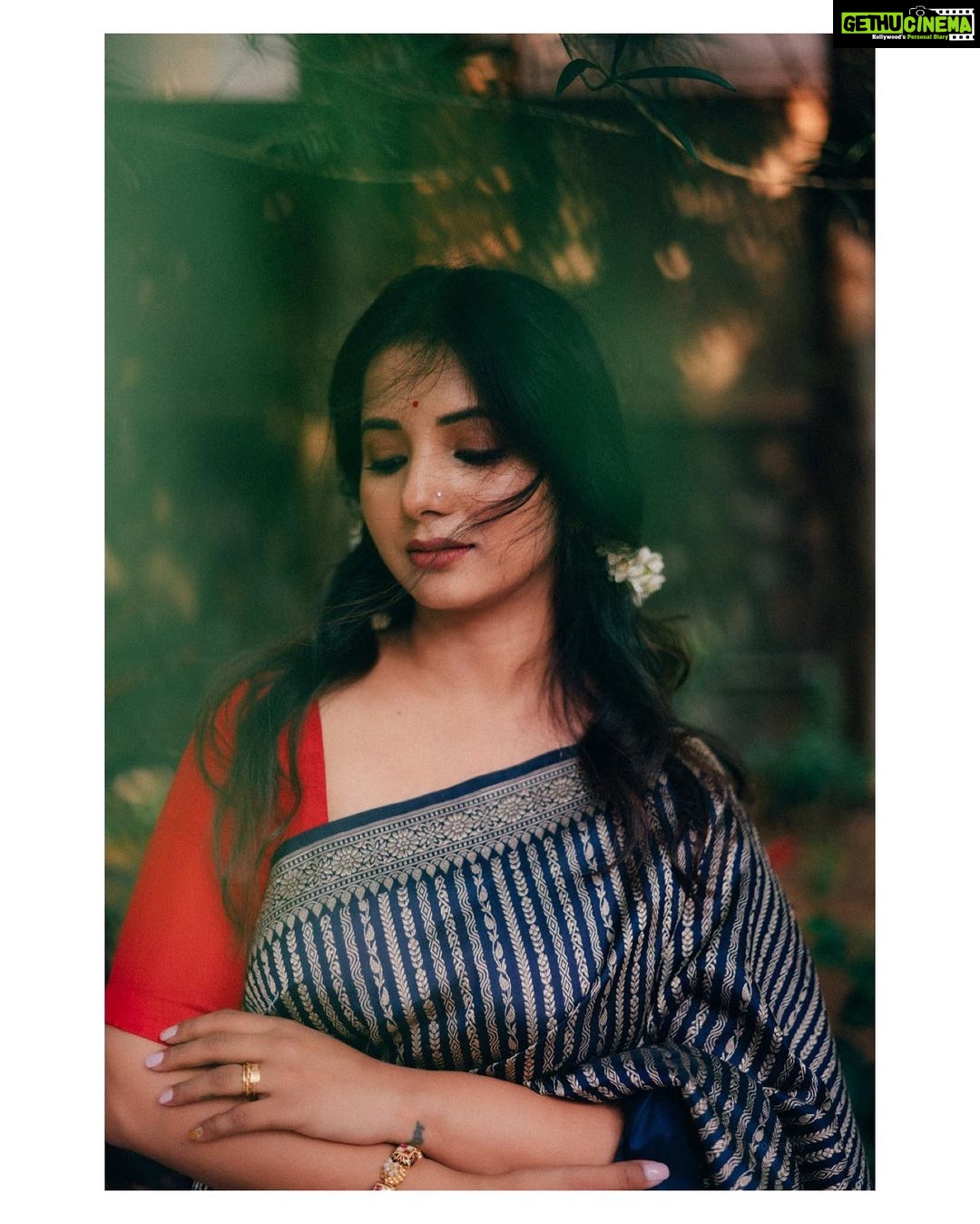 Sayali Sanjeev Instagram - • Saree by @aura_benaras Styled by @trushala_nayak MUA & Hair @smrutibhurke_mua Clicked by @deepali_td_official • • #promotions #stylediaries #marathimulgi #goshtaekapaithanichi महाराष्ट्र