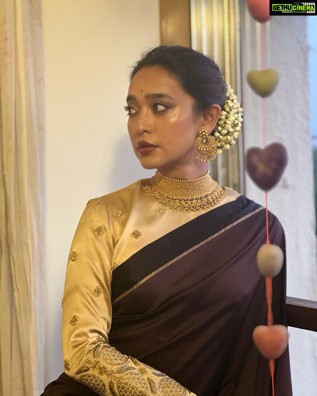 Sayani Gupta Instagram - @mumbaifilmfestival Opening Night! Finally itβs that time of the year! In @raw_mango @anmoljewellers @thepinkpotli Styled by @shreejarajgopal Assisted by @dhwanii.jain Make up by @eshwarlog Hair by @deepalid10 β¨π«π
