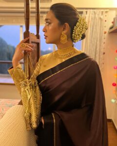 Sayani Gupta Instagram - @mumbaifilmfestival Opening Night! Finally it’s that time of the year! In @raw_mango @anmoljewellers @thepinkpotli Styled by @shreejarajgopal Assisted by @dhwanii.jain Make up by @eshwarlog Hair by @deepalid10 ✨💫🌟