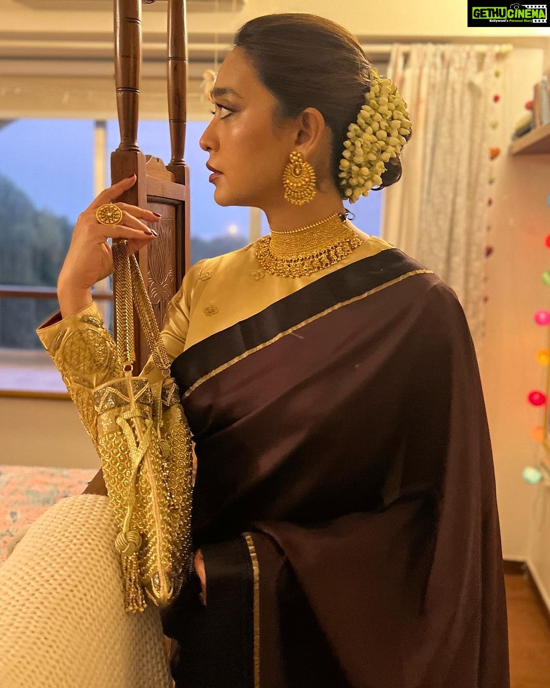 Sayani Gupta Instagram - @mumbaifilmfestival Opening Night! Finally itβs that time of the year! In @raw_mango @anmoljewellers @thepinkpotli Styled by @shreejarajgopal Assisted by @dhwanii.jain Make up by @eshwarlog Hair by @deepalid10 β¨π«π