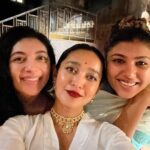 Sayani Gupta Instagram - Love, art and some magic! Pujo with fam! @ahir4593 @vitimittal @sofiyadeva