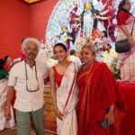 Sayani Gupta Instagram - Ashtami FamJam! @probir_gupta @vasanthigupta @lahirioindrila ❤️