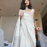 Sayani Gupta Instagram - Shubho Shaptami 🪷 In this resplendent @shantibanaras saree & @curiocottagejewelry necklace @elevate_promotions 🌸