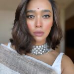 Sayani Gupta Instagram – Shubho Shaptami 🪷

In this resplendent @shantibanaras saree & @curiocottagejewelry necklace 
@elevate_promotions 🌸