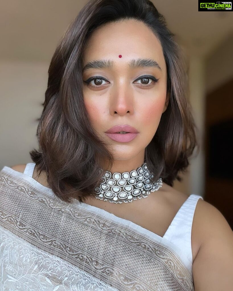 Sayani Gupta Instagram - Shubho Shaptami 🪷 In this resplendent @shantibanaras saree & @curiocottagejewelry necklace @elevate_promotions 🌸