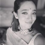 Sayani Gupta Instagram - Shubho Shaptami 🪷 In this resplendent @shantibanaras saree & @curiocottagejewelry necklace @elevate_promotions 🌸
