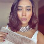 Sayani Gupta Instagram - Shubho Shaptami 🪷 In this resplendent @shantibanaras saree & @curiocottagejewelry necklace @elevate_promotions 🌸