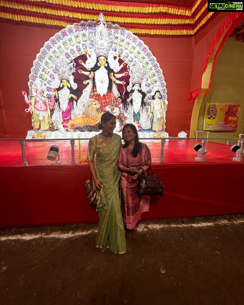 Sayani Gupta Instagram - Para-r Pujo r Panchami #25 years #fullcircle With oldest partner @lahirioindrila In @raw_mango @curiocottagejewelry