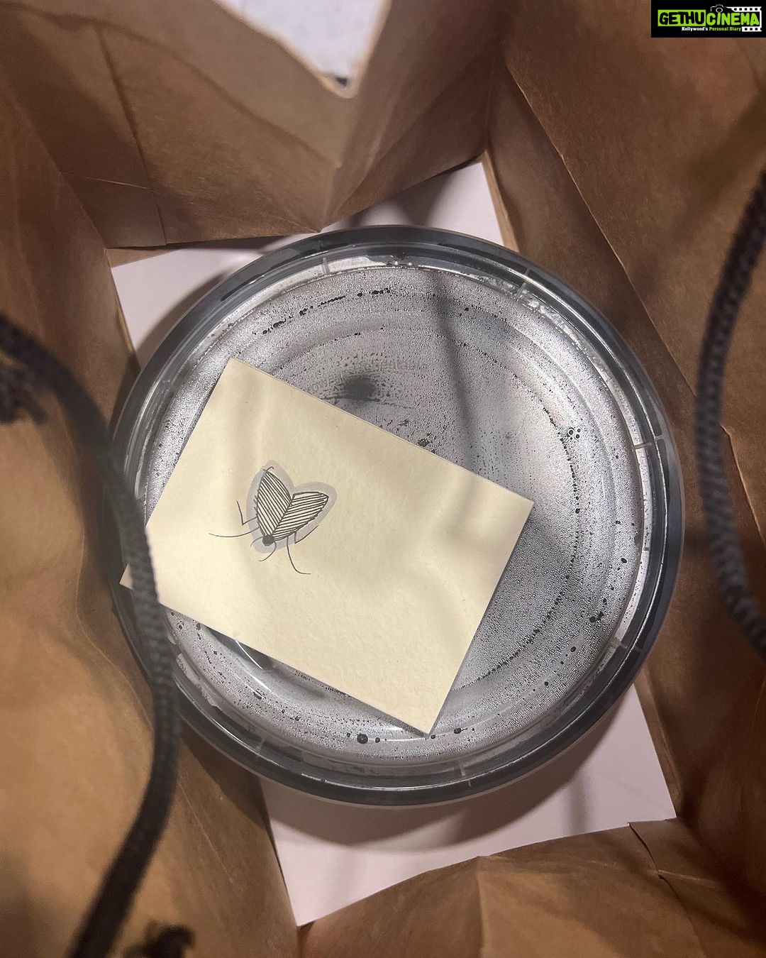 Sayani Gupta Instagram - Trevor in town! Probably took him the same amount of time to get to town from South Africa as us from the suburbs! 🫣 @trevornoah is and always will be 🔥 And my eternal love! Cooked Ghee roast chicken. (The chicken didn’t reach him but the note apparently did 🤞) My sisters on this expedition. @minimathur @smritikiran @shwvenkat @pita.chat 💋
