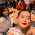 Sayani Gupta Instagram - Trevor in town! Probably took him the same amount of time to get to town from South Africa as us from the suburbs! 🫣 @trevornoah is and always will be 🔥 And my eternal love! Cooked Ghee roast chicken. (The chicken didn’t reach him but the note apparently did 🤞) My sisters on this expedition. @minimathur @smritikiran @shwvenkat @pita.chat 💋