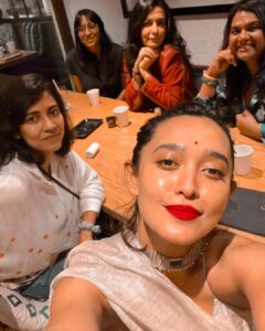 Sayani Gupta Instagram - Trevor in town! Probably took him the same amount of time to get to town from South Africa as us from the suburbs! 🫣 @trevornoah is and always will be 🔥 And my eternal love! Cooked Ghee roast chicken. (The chicken didn’t reach him but the note apparently did 🤞) My sisters on this expedition. @minimathur @smritikiran @shwvenkat @pita.chat 💋