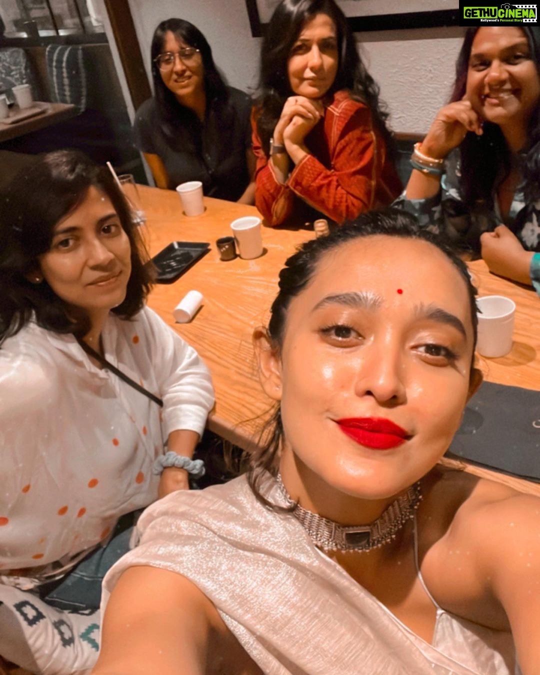 Sayani Gupta Instagram - Trevor in town! Probably took him the same amount of time to get to town from South Africa as us from the suburbs! 🫣 @trevornoah is and always will be 🔥 And my eternal love! Cooked Ghee roast chicken. (The chicken didn’t reach him but the note apparently did 🤞) My sisters on this expedition. @minimathur @smritikiran @shwvenkat @pita.chat 💋