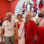 Sayani Gupta Instagram - Ashtami FamJam! @probir_gupta @vasanthigupta @lahirioindrila ❤️