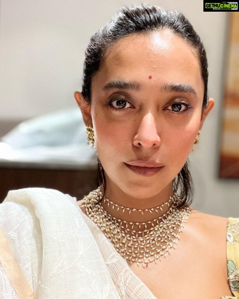 Sayani Gupta Instagram - Classic-Cal My new @fabindiaofficial find 🤍 With @amrapalijewels #nobase #clearskin