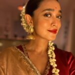 Sayani Gupta Instagram – The night that started well.. 
well, well!

Wanted to wear gold. Kanu sent me this beautiful @raw_mango tissue. Styled myself with the gorgeous @curiocottagejewelry & did my hair make up. 
Gajra for the win always! #nofilter 

At @minimathur ‘s beautiful terrace clicked by @sairahkabir 🌟

PS: please don’t ask lipstick shades. There are 5 in there. Thank you! 

Have the best Diwali! 🪔💫✨