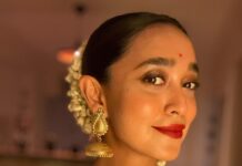 Sayani Gupta Instagram - The night that started well.. well, well! Wanted to wear gold. Kanu sent me this beautiful @raw_mango tissue. Styled myself with the gorgeous @curiocottagejewelry & did my hair make up. Gajra for the win always! #nofilter At @minimathur ‘s beautiful terrace clicked by @sairahkabir 🌟 PS: please don’t ask lipstick shades. There are 5 in there. Thank you! Have the best Diwali! 🪔💫✨