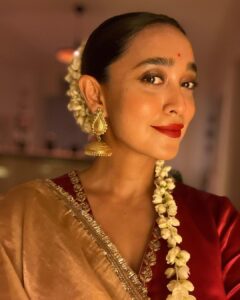 Sayani Gupta Instagram - The night that started well.. well, well! Wanted to wear gold. Kanu sent me this beautiful @raw_mango tissue. Styled myself with the gorgeous @curiocottagejewelry & did my hair make up. Gajra for the win always! #nofilter At @minimathur ‘s beautiful terrace clicked by @sairahkabir 🌟 PS: please don’t ask lipstick shades. There are 5 in there. Thank you! Have the best Diwali! 🪔💫✨