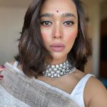Sayani Gupta Instagram - Shubho Shaptami 🪷 In this resplendent @shantibanaras saree & @curiocottagejewelry necklace @elevate_promotions 🌸