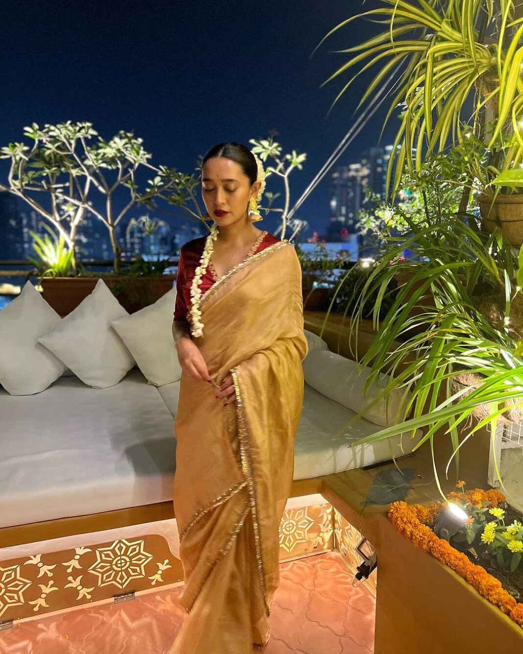 Sayani Gupta Instagram - The night that started well.. well, well! Wanted to wear gold. Kanu sent me this beautiful @raw_mango tissue. Styled myself with the gorgeous @curiocottagejewelry & did my hair make up. Gajra for the win always! #nofilter At @minimathur ‘s beautiful terrace clicked by @sairahkabir 🌟 PS: please don’t ask lipstick shades. There are 5 in there. Thank you! Have the best Diwali! 🪔💫✨